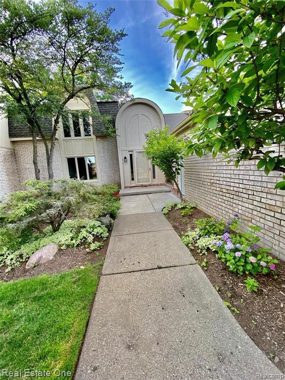 WELCOME TO 5143 WOODLANDS DRIVE BLOOMFIELD