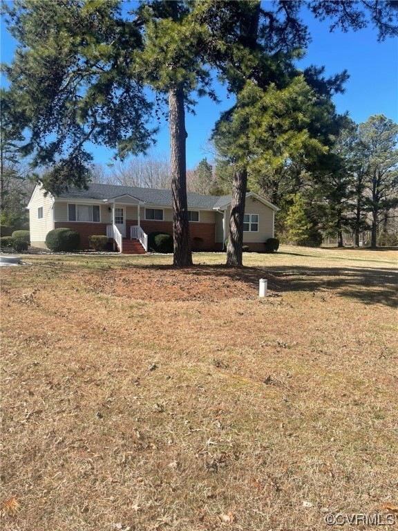 Ranch-style house featuring a front lawn