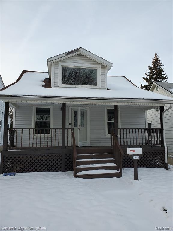 Covered front porch!