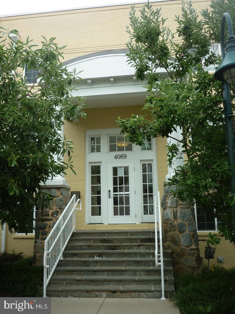 4069 S Four Mile Run Dr unit 302, Arlington, VA 22204 - photo 1