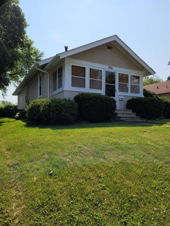 306 E 14th St N, Newton, IA 50208 - photo 1