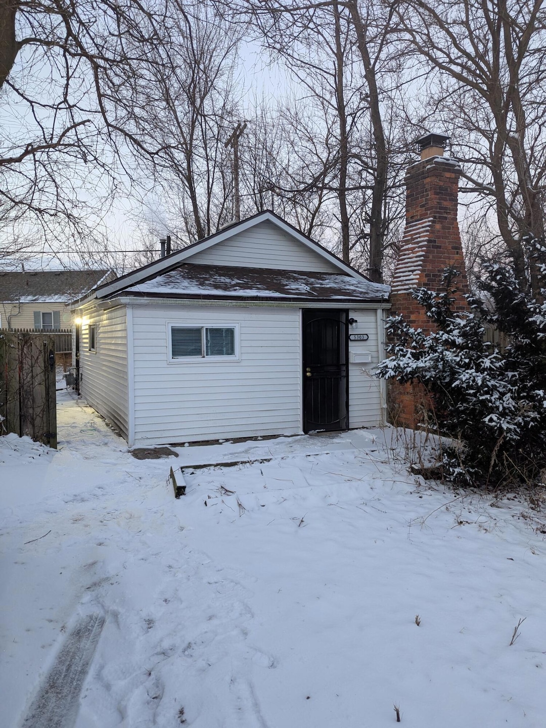 5303 Ashley St, Grosse Pointe, MI 48236 - photo 1