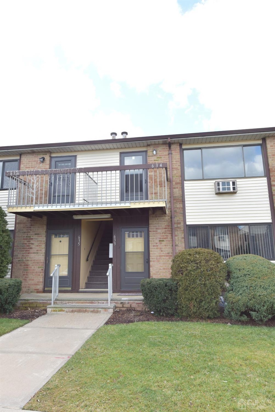 634 Cricket Ln, Woodbridge, NJ 07095 - photo 1