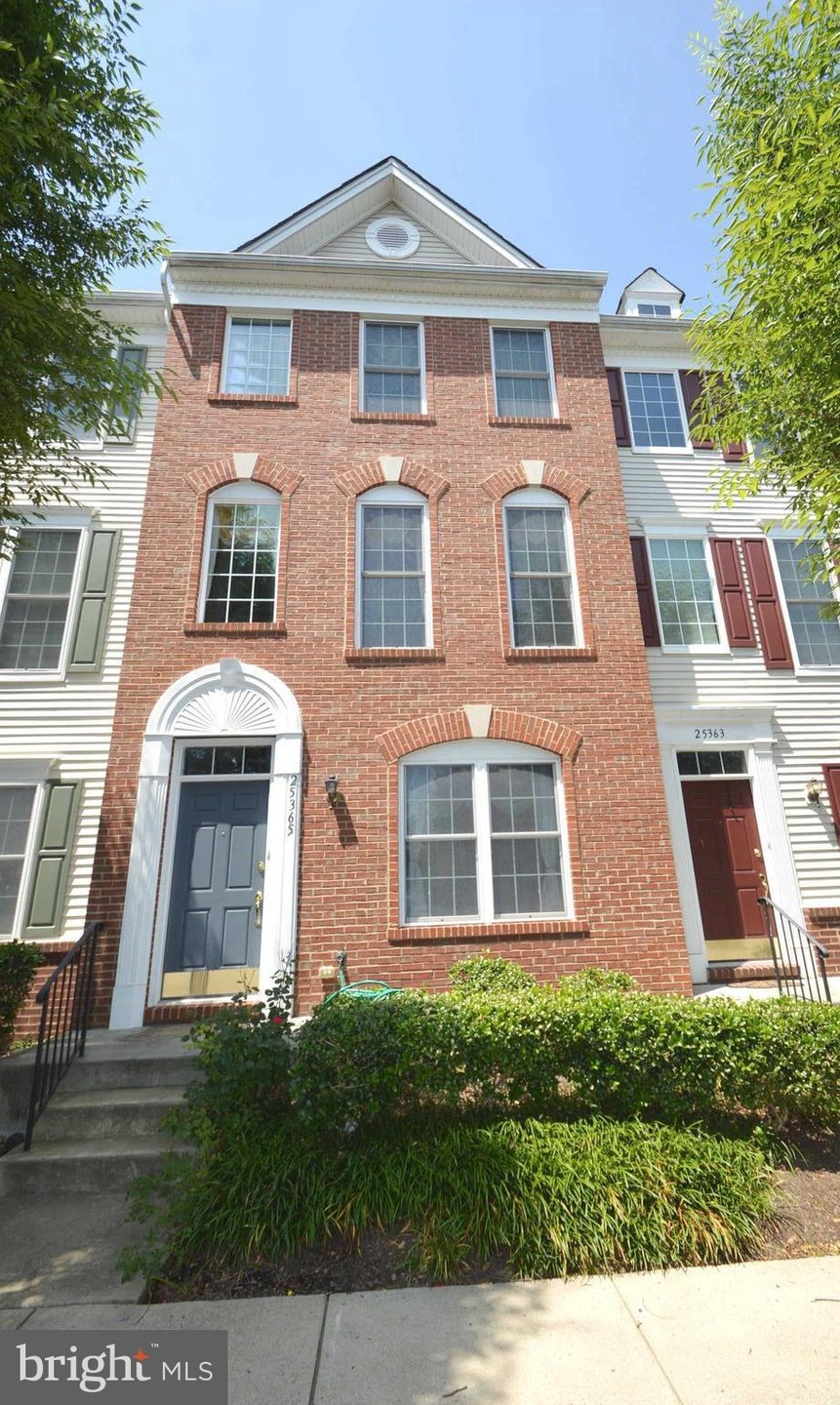 25365 Crossfield Dr, Chantilly, VA 20152 - photo 1