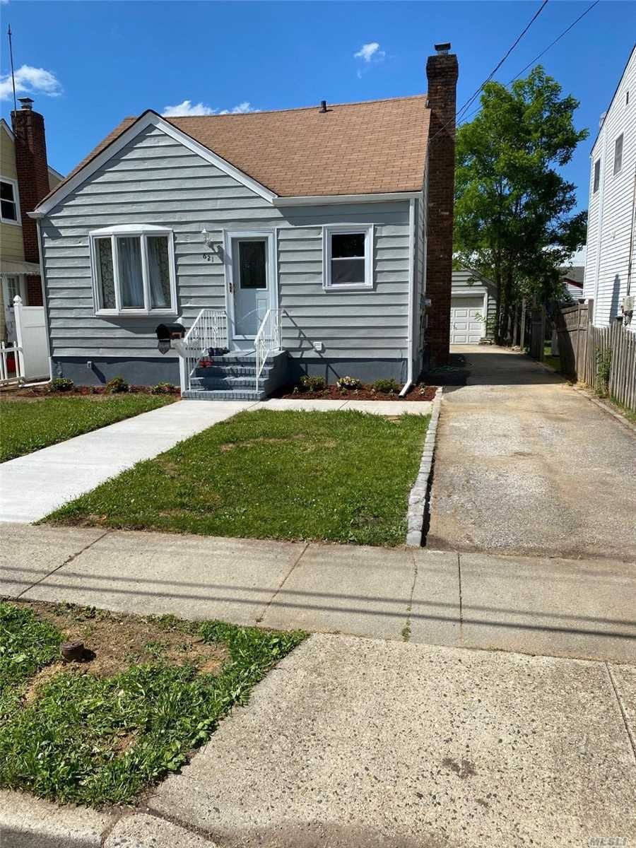 621 Robin Ct, West Hempstead, NY 11552 - photo 1