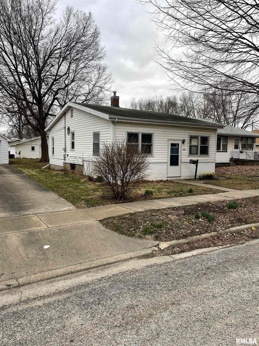 415 N Sherman St, Lincoln, IL 62656 - photo 1