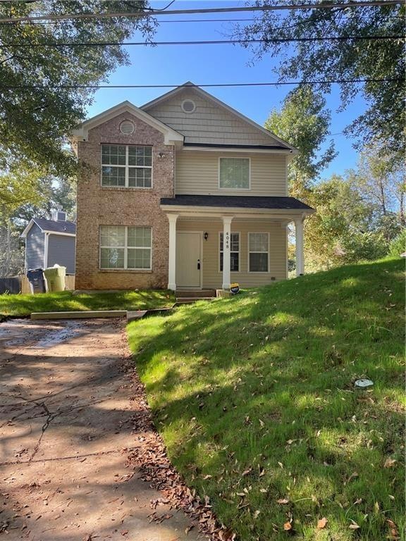View of front facade featuring a front lawn