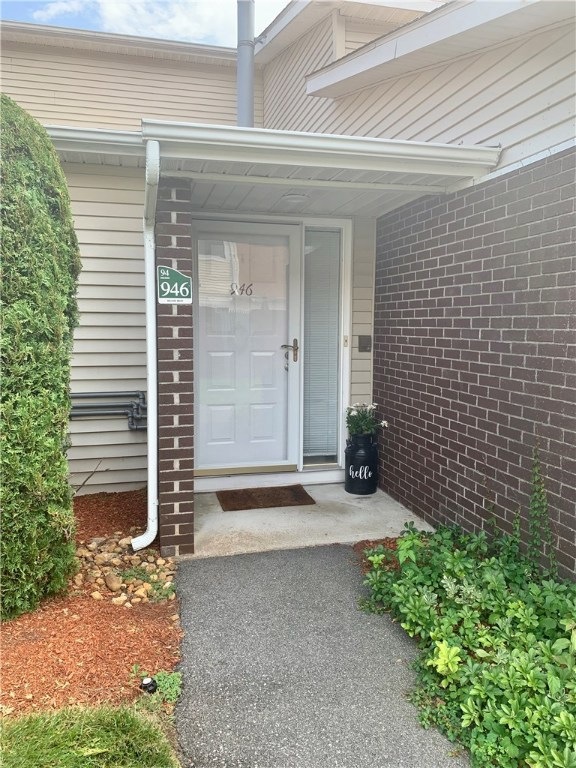 946 Halifax Dr, Warwick, RI 02886 - photo 1