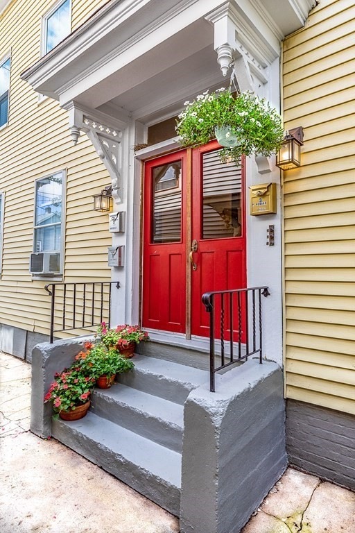 15 1/2 Williams St unit 2, Salem, MA 01970 - photo 1