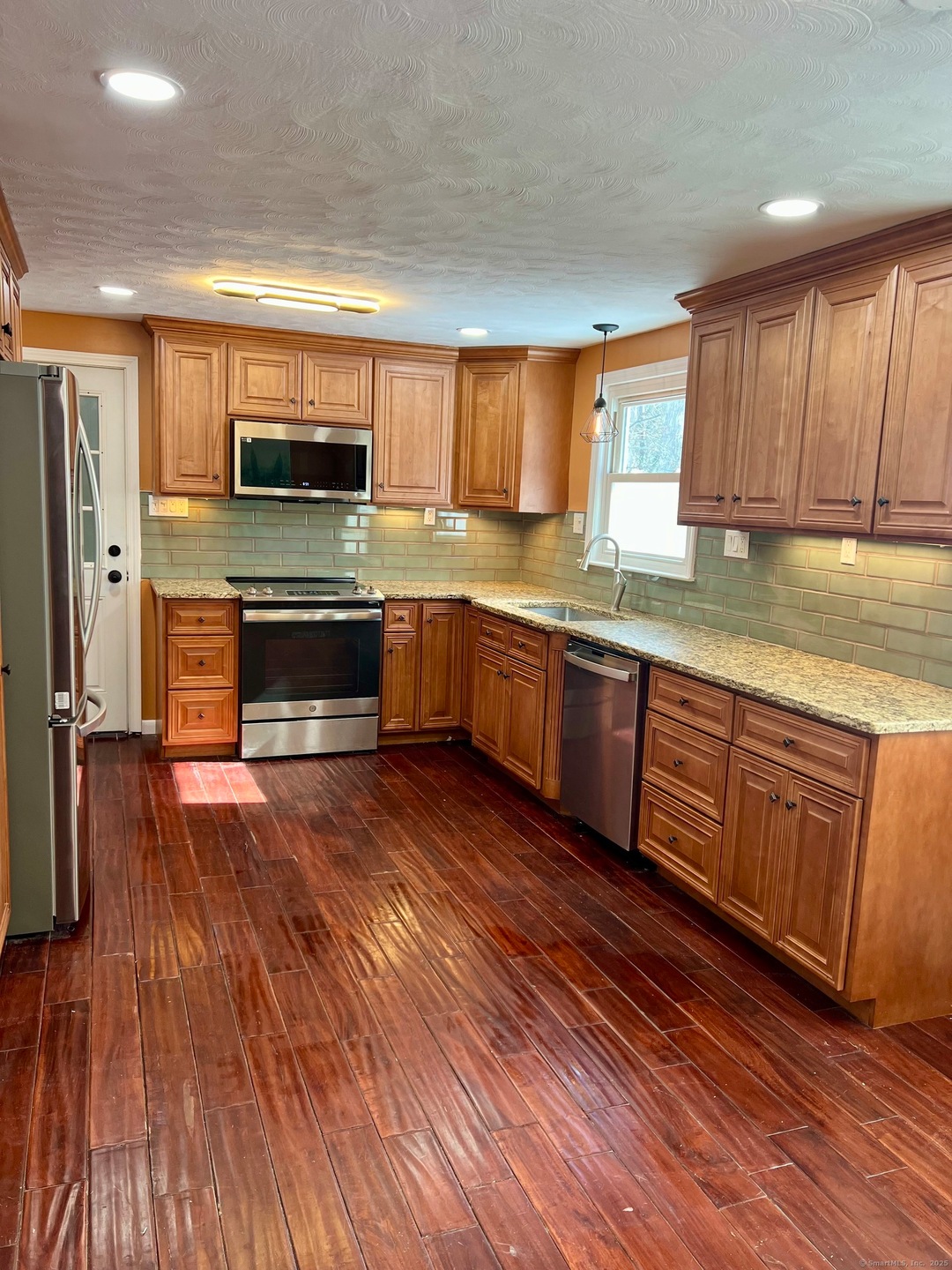 42 Play Rd, Enfield, CT 06082 - photo 1