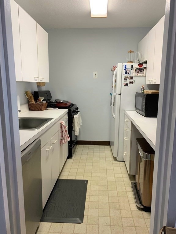 Hawthorne Place Condominium unit 7H, Boston, MA 02114 - photo 1