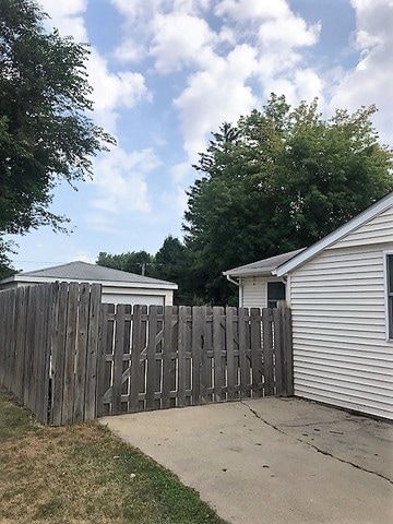 2402 Kirchoff Rd, Rolling Meadows, IL 60008 - photo 1