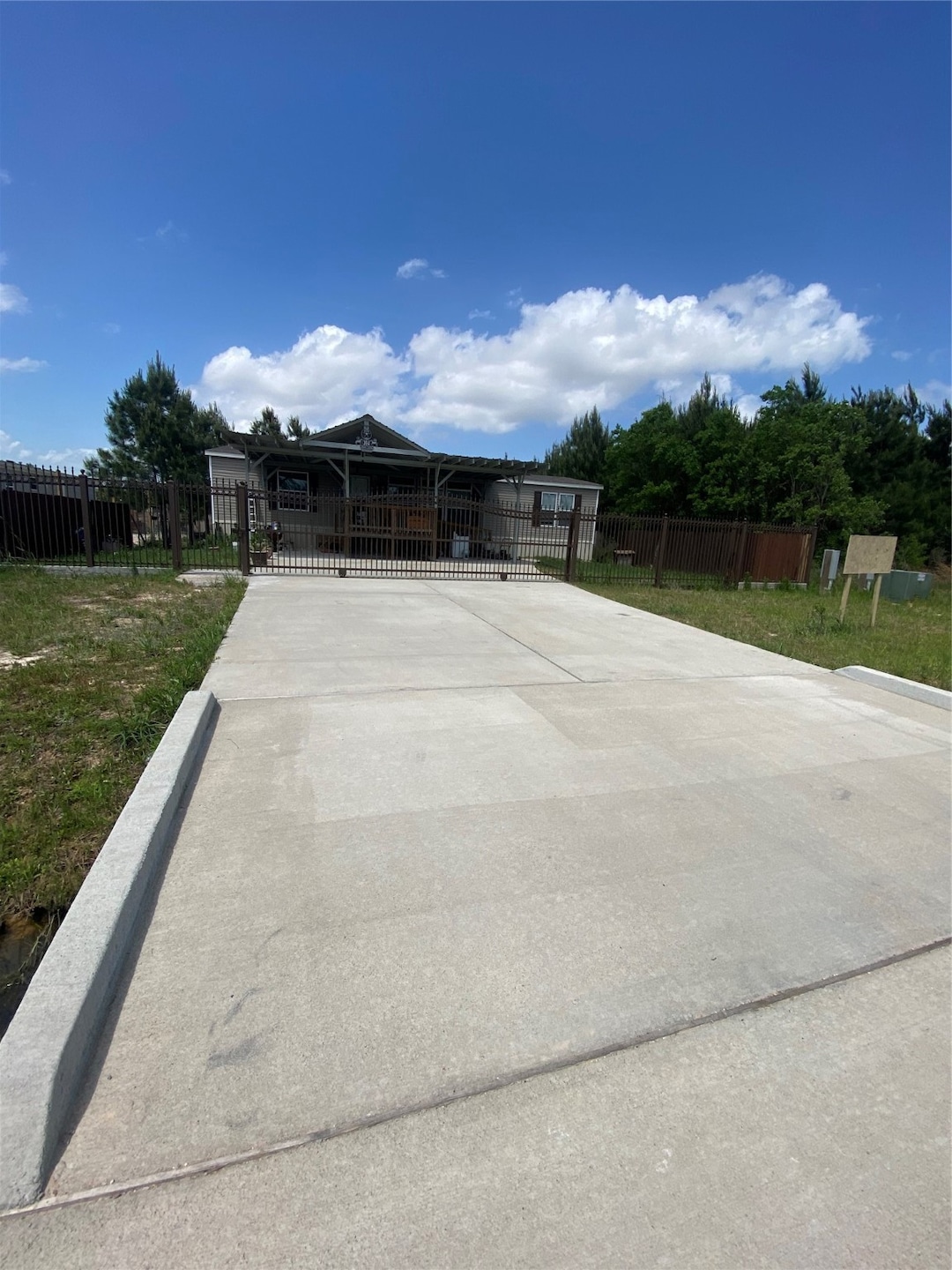Nice BIG DRIVEWAY
