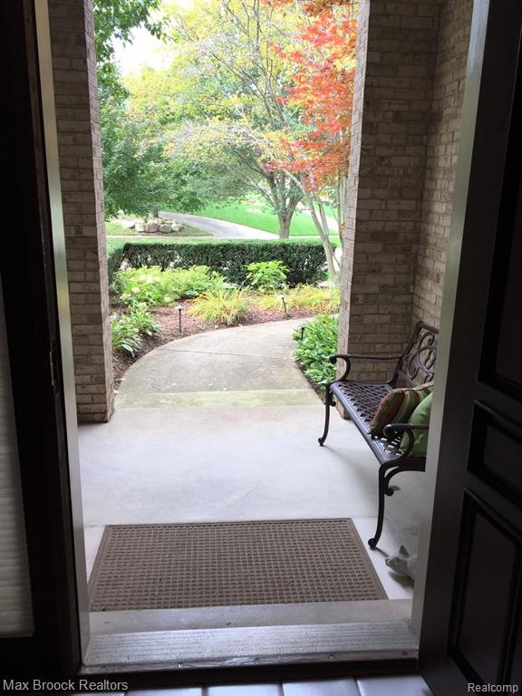 4130 Ledgestone Dr, Troy, MI 48098 - photo 1