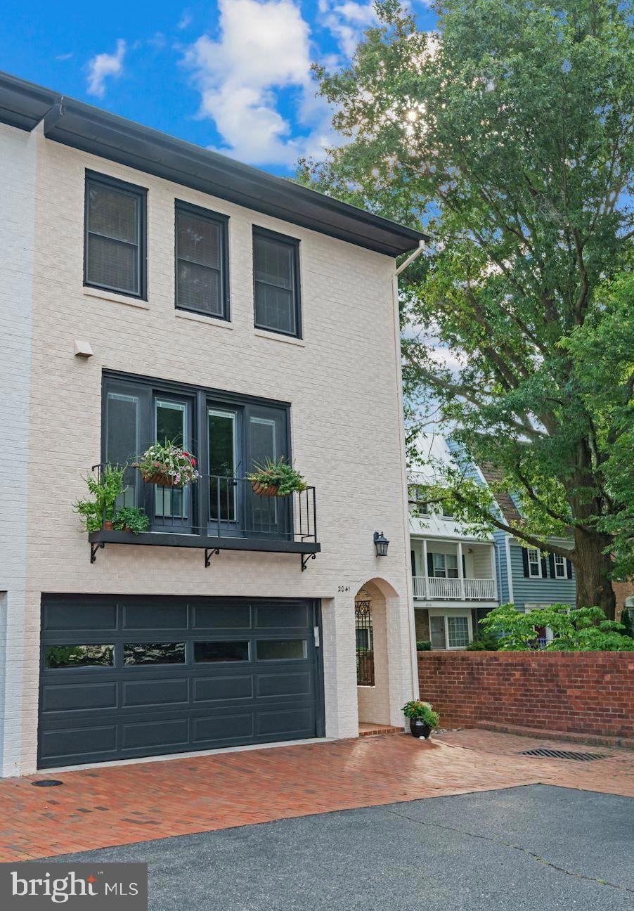 2041 N Abingdon St, Arlington, VA 22207 - photo 1