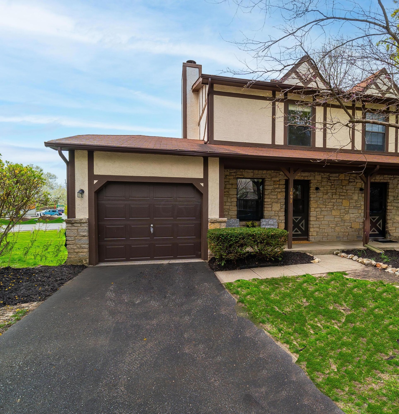 1097 Farmlane Dr Exterior Crop-1