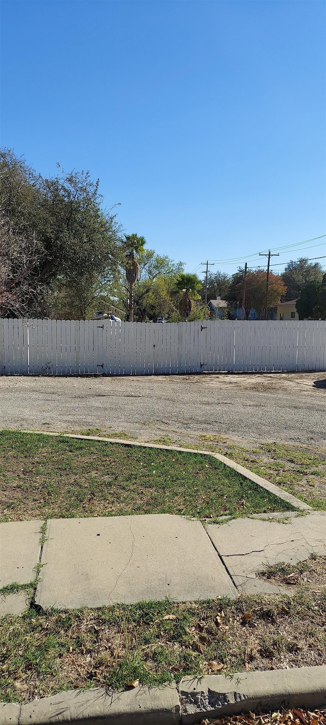 601 E Losoya St, Del Rio, TX 78840 - photo 1