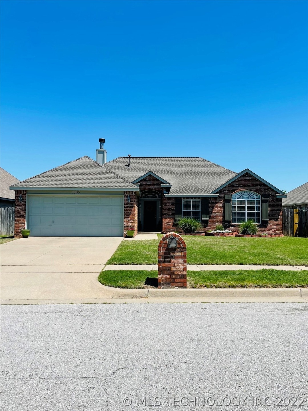 Immaculate 3/2/2 home.  Updated kitchen with grani