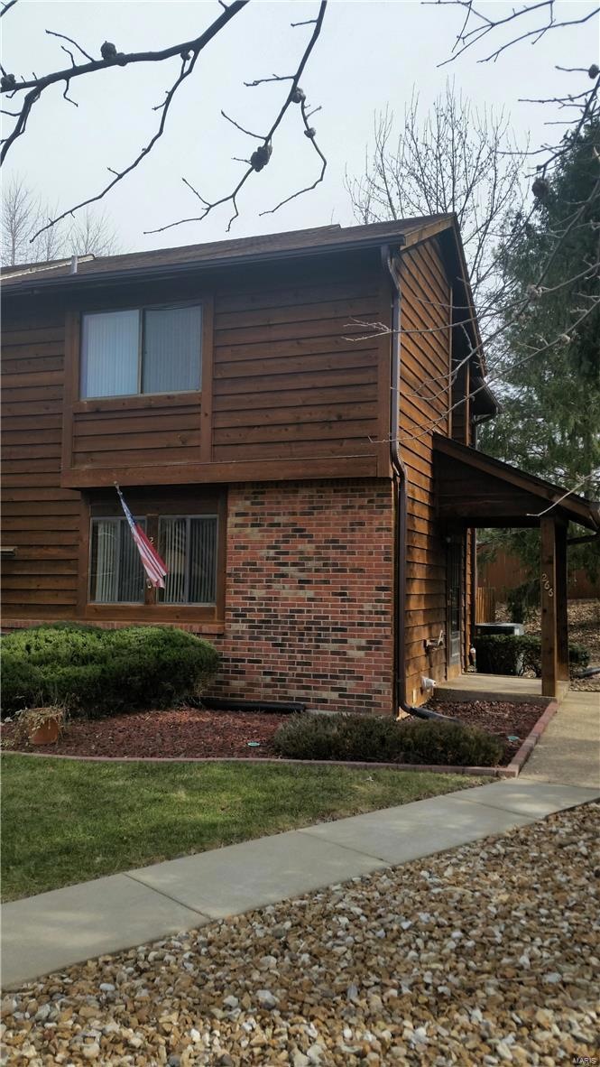 Large brick & cedar end unit. Enter from the side 