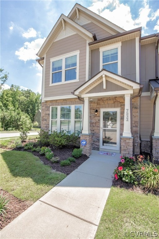 Welcome to 7532 Vinca Court!!  Wonderful End Unit