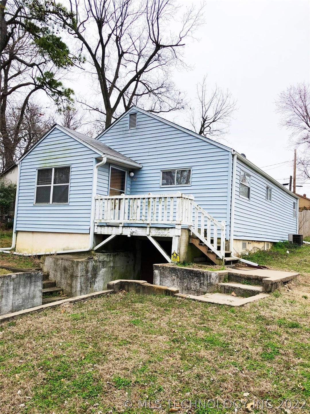 Low maintenance vinyl siding in a pleasing blue sh