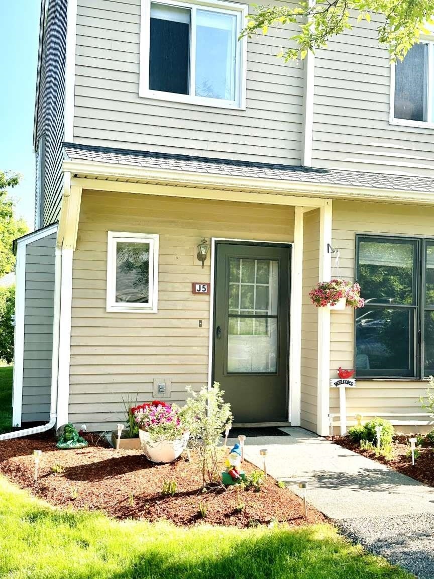 J5 Stonehedge Dr, South Burlington, VT 05403 - photo 1
