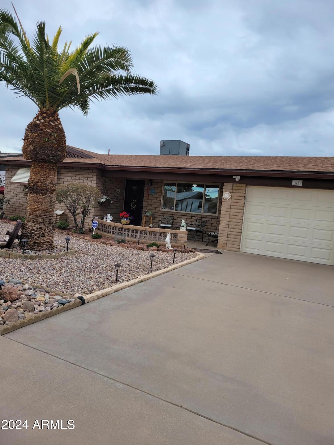 1525 FRONT YARD
