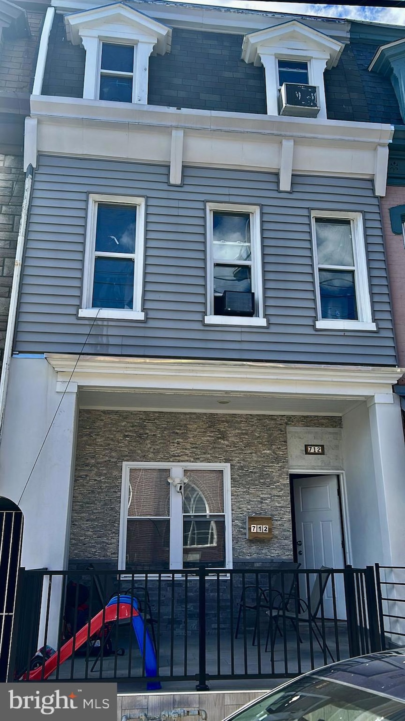 712 N 10th St, Reading, PA 19604 - photo 1