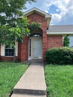 Entrance to property with a yard
