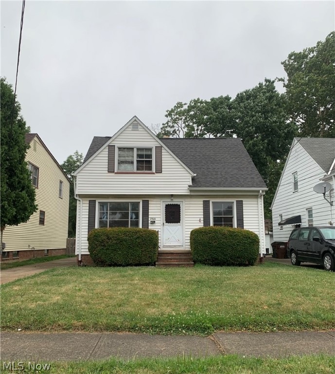 View of front facade featuring a front lawn
