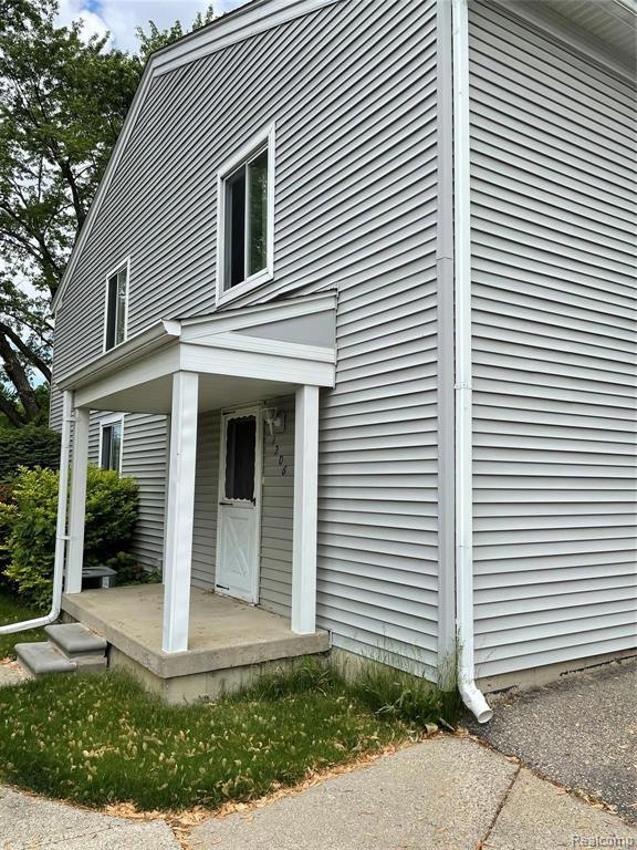 1206 Leisure Dr, Flint, MI 48507 - photo 1
