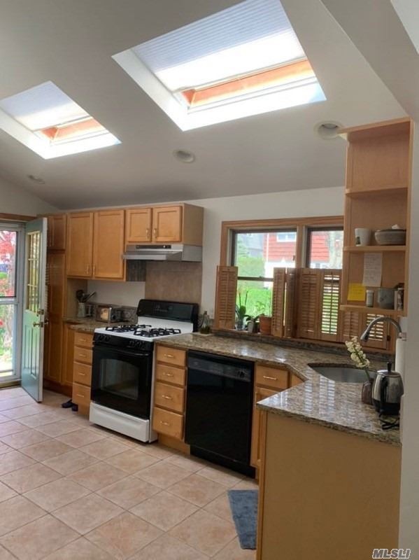 60 Dunwood Rd, Port Washington, NY 11050 - photo 1