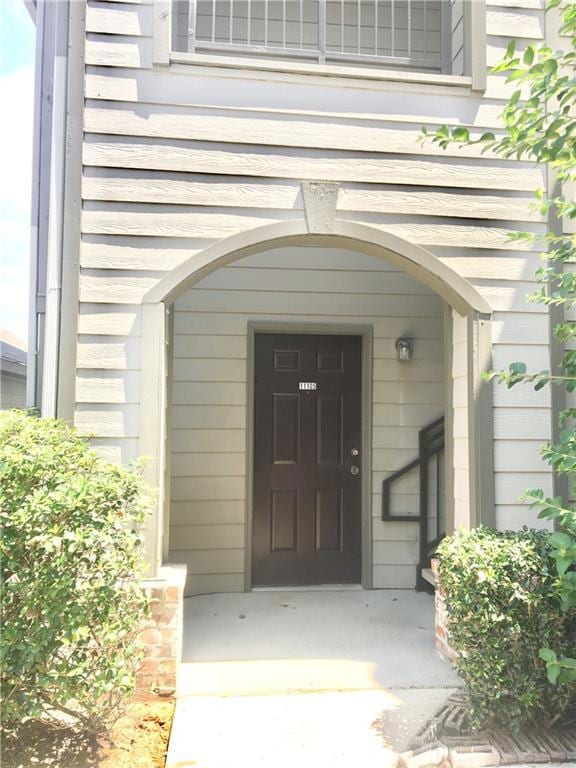 Entrance ground floor unit 11-105 w/garage next do