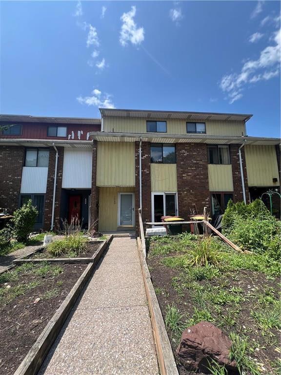 1548 Creekside Rd, Whitehall, PA 18052 - photo 1