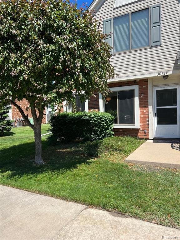 30737 Hidden Pines Ln, Roseville, MI 48066 - photo 1