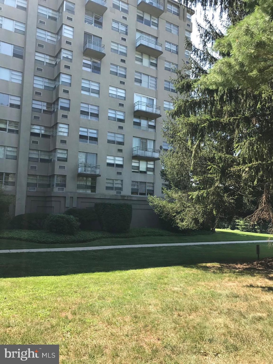 Radnor House unit 229, Bryn Mawr, PA 19010 - photo 1