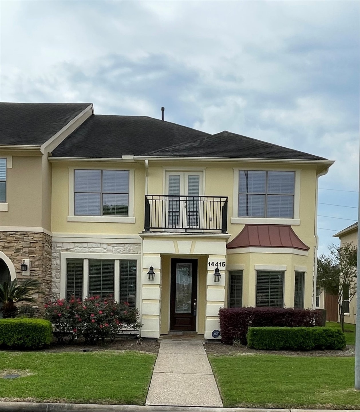 Charming corner townhouse offering privacy with ze