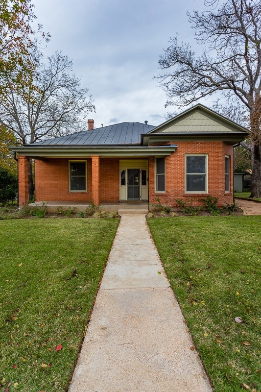 402 Cora St, Fredericksburg, TX 78624 - photo 1