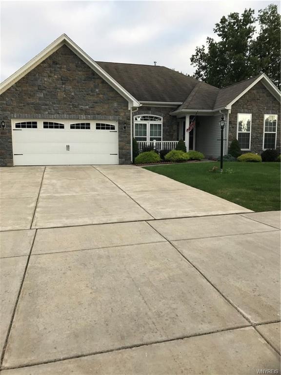 Maintenance free open concept ranch home! Move in 