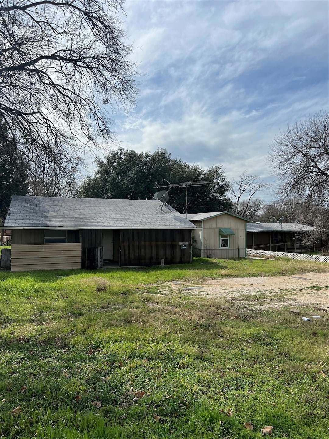 Large parking area in the front yard