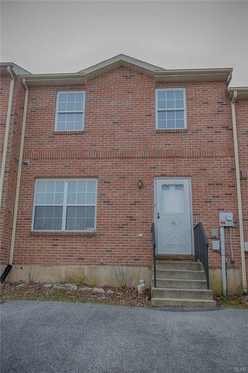 Welcome ot 102 Cobblestone with 3 bedrooms,2.5 bat