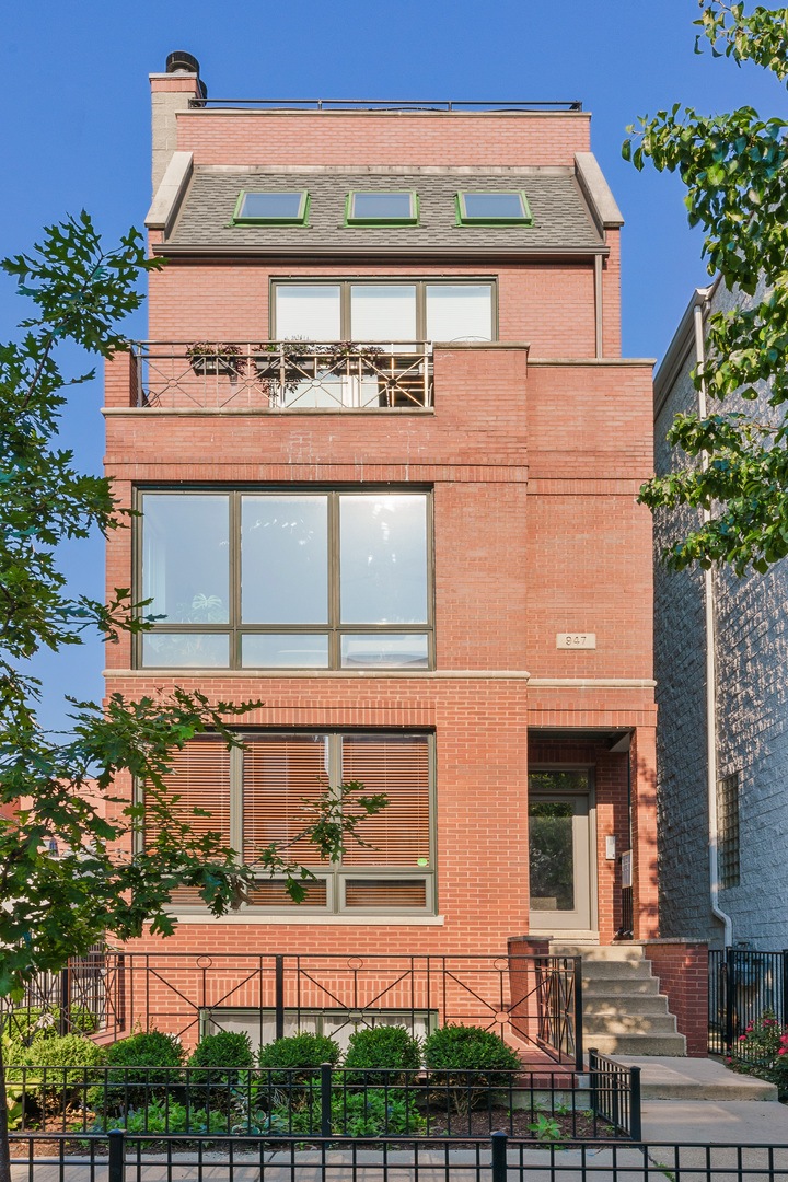 947 N Honore St unit 2, Chicago, IL 60622 - photo 1