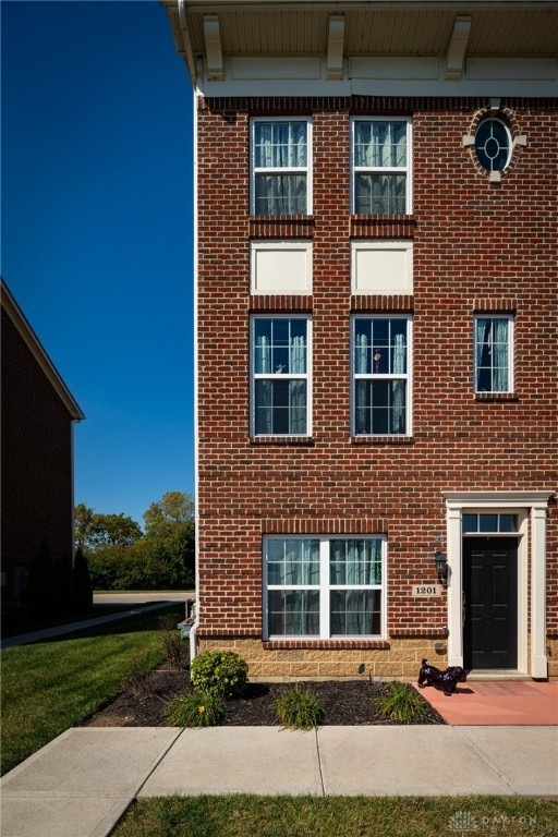 Desirable end unit with additional windows