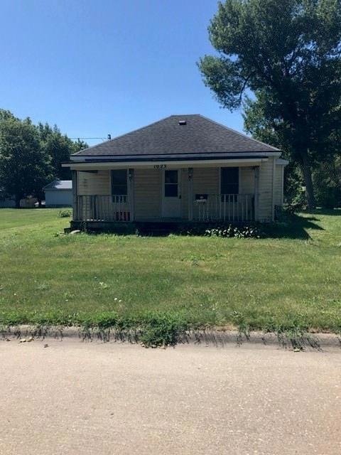 1023 N 10th Ave E, Newton, IA 50208 - photo 1