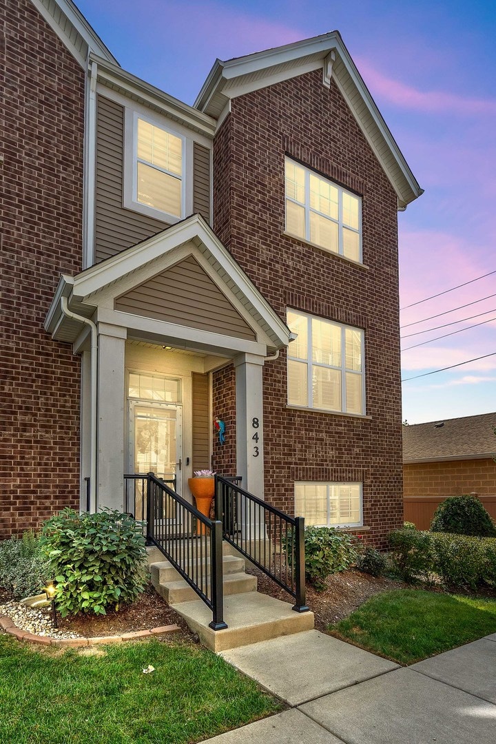 843 Lexington Cir E, Des Plaines, IL 60016 - photo 1