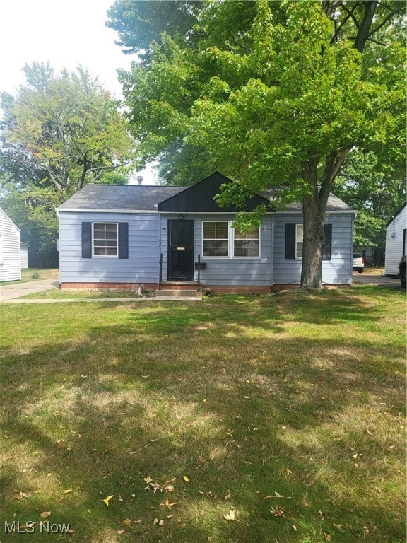 View of front of home featuring a front lawn