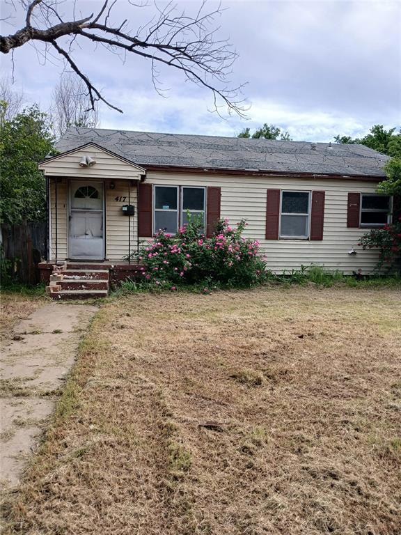 View of front of property featuring a front lawn