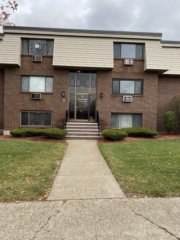 5 Hallmark Gardens unit 9, Burlington, MA 01803 - photo 1