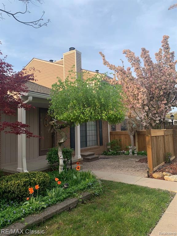 Welcome to 22260 Pondview!