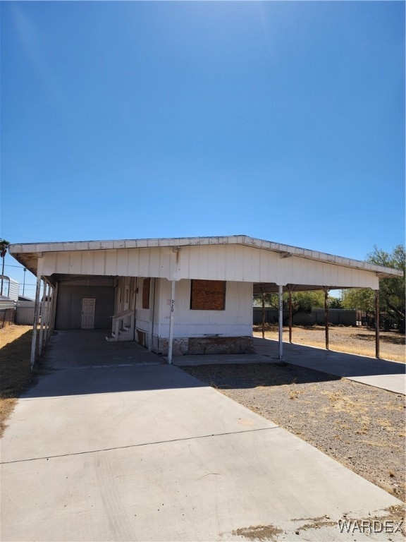 Manufactured / mobile home featuring a carport